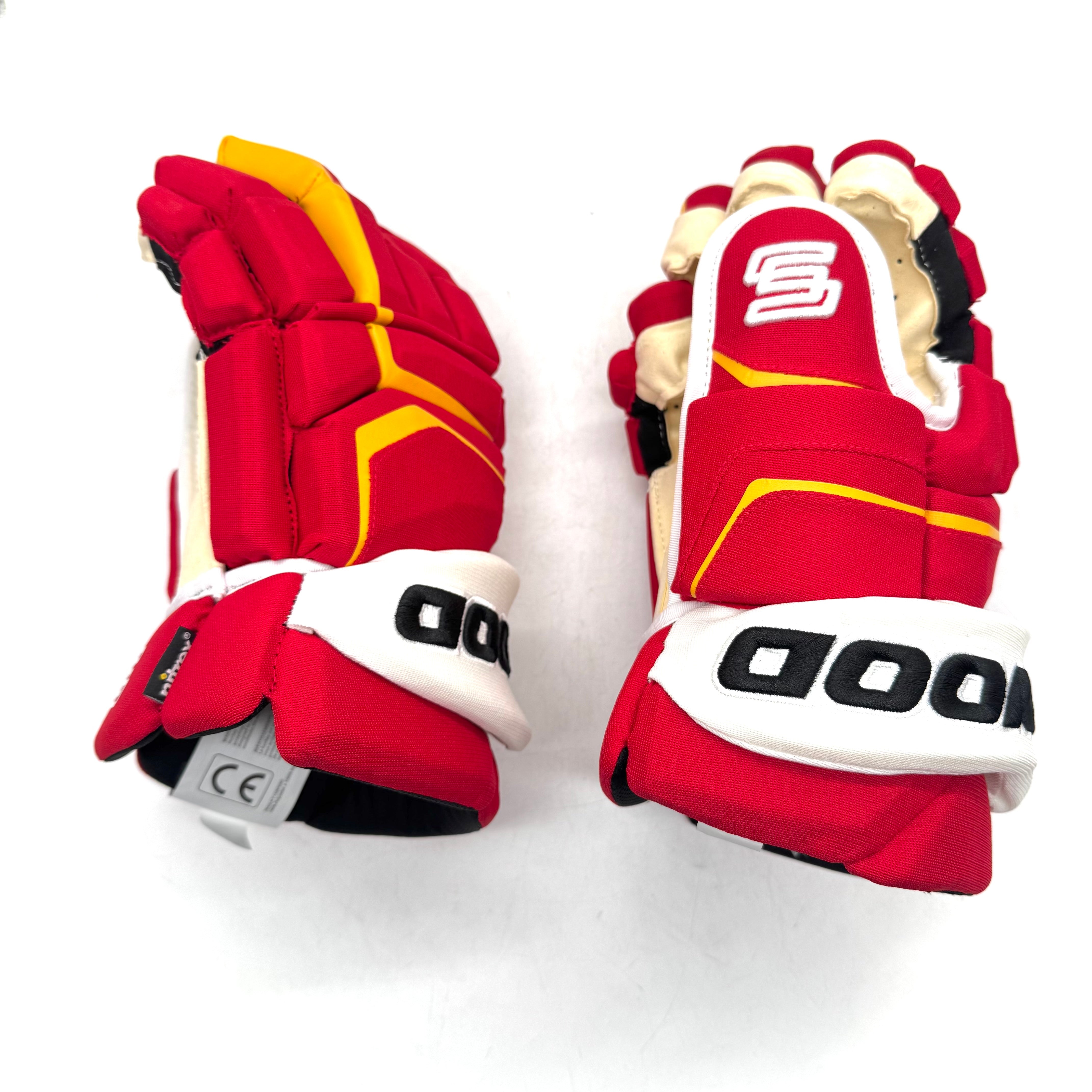 Gants Pro Sherwood Pro – Modèle Pro NHL – Flames de Calgary (Rouge/Orange)