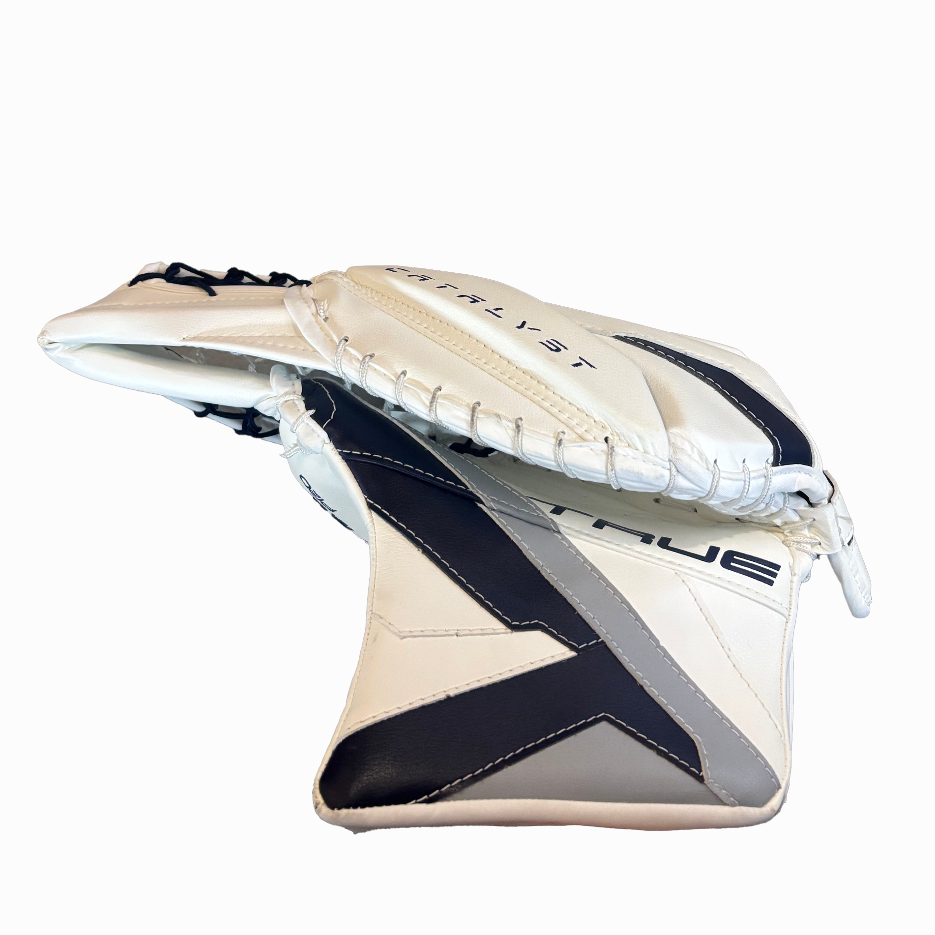 Gant de gardien de but TRUE Catalyst Nitro Pro - Neuf, Pro Stock LNH - Ivan Fedotov (Blanc/Bleu Marine/Argent)