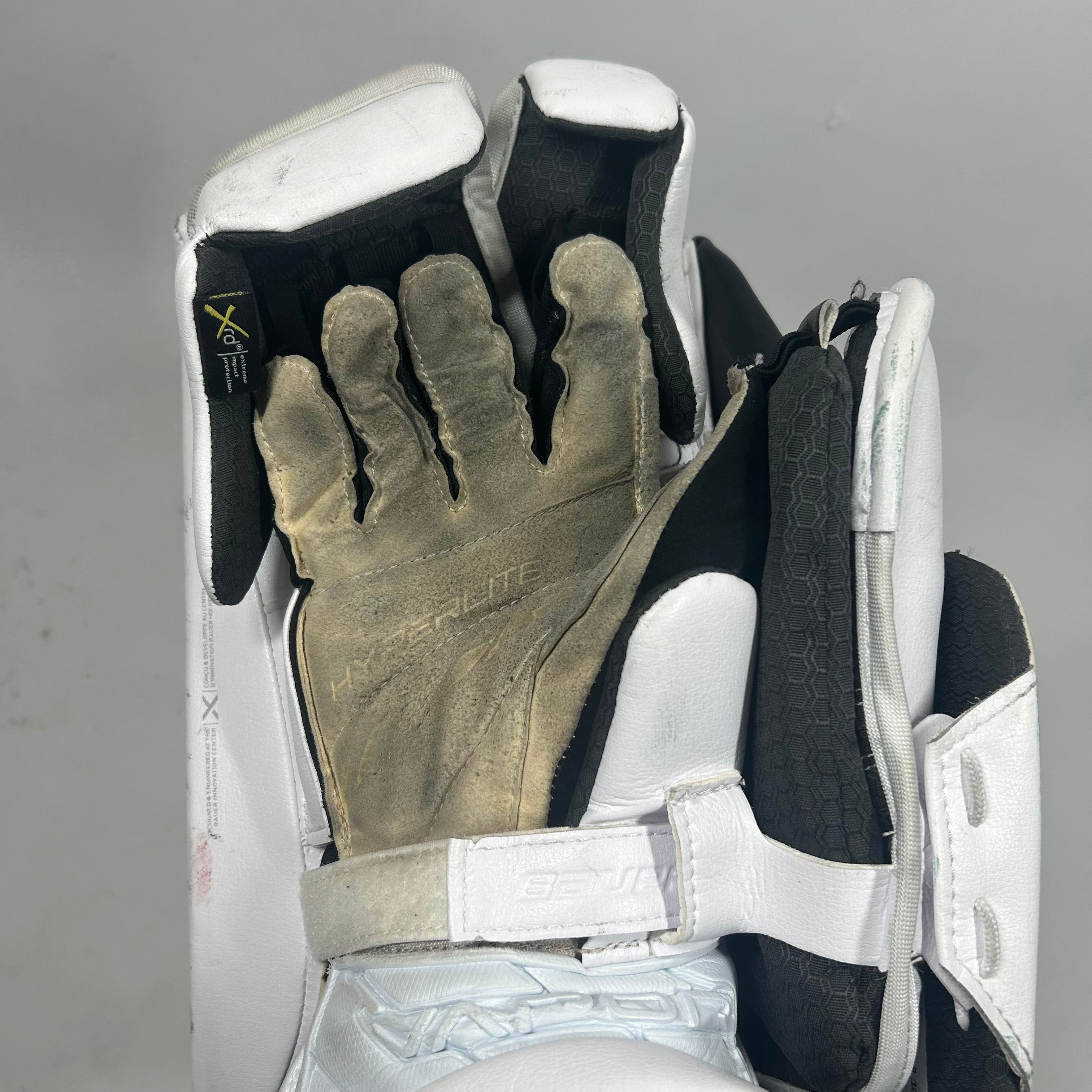 Bauer Vapor Hyperlite - Used Pro Stock Goalie Blocker (White/Navy)